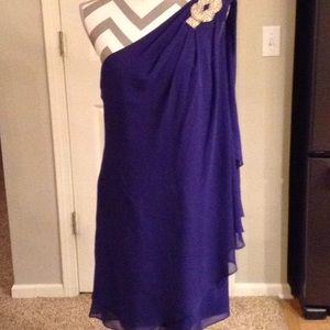 Beautifully/flattering formal dress - size 12